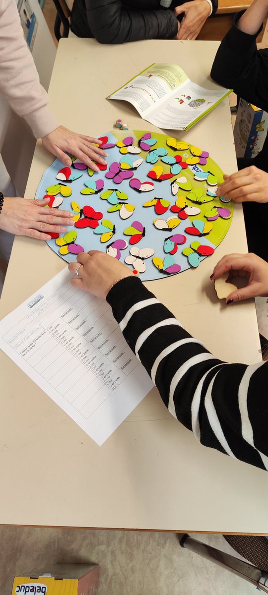 AlfierHelene's tweet photo. Premier temps de travail en laboratoire aux Mureaux ! Découverte du contenu des malles et réflexion en équipe : anticiper les obstacles pour rendre accessibles les tâches d'apprentissage aux élèves !@BlandineDelmar1 #intelligencecollective#réussitedetouslesélèves https://t.co/admoH5RlCK
