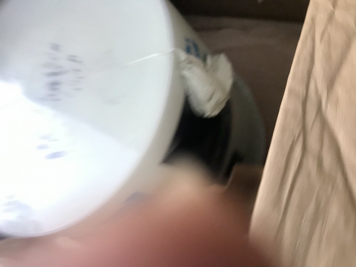 hervhellec's tweet photo. @leroymerlinfr rien qu'à l'odeur en prenant le colis, je savais que les ''livreurs'' de Chronopost avaient fracassé les pots d'enduit hydro pour lesquels j'avais payé un supplément pour être livrés en 24 h. Je ne vous remercie pas. Livraison refusée mais je suis dans la merde... https://t.co/paW14wFtOw