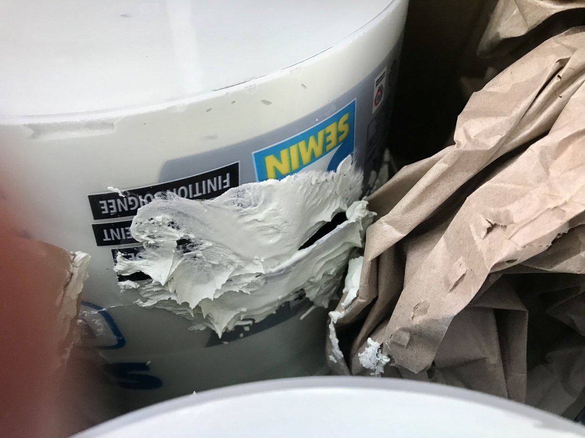 hervhellec's tweet photo. @leroymerlinfr rien qu'à l'odeur en prenant le colis, je savais que les ''livreurs'' de Chronopost avaient fracassé les pots d'enduit hydro pour lesquels j'avais payé un supplément pour être livrés en 24 h. Je ne vous remercie pas. Livraison refusée mais je suis dans la merde... https://t.co/paW14wFtOw