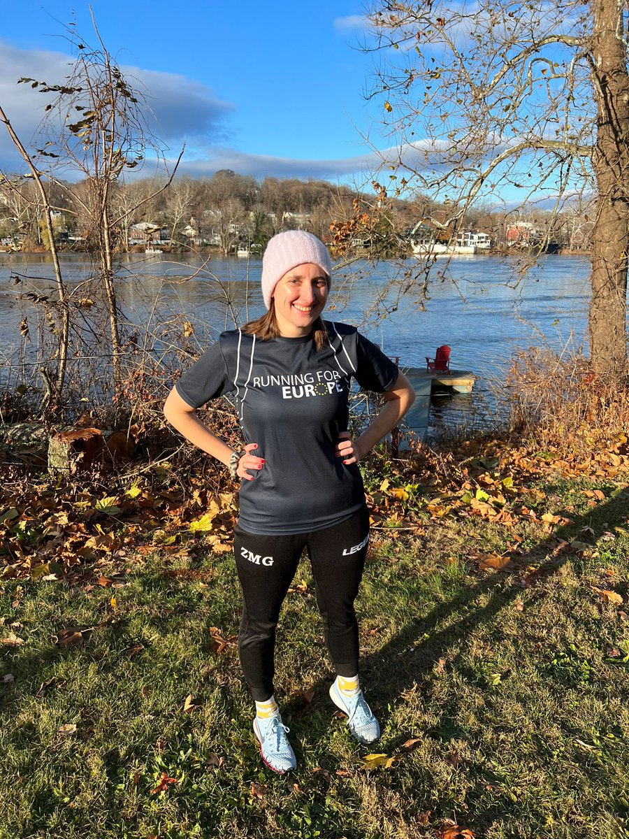 FinjaDraxler's tweet photo. Happy Thanksgiving from us!🦃🥧
Started this morning with a Turkey Trot, impressed by all the turkey & pie costumes on the running track! Of course I had to sport my #runningforeurope shirt.
Enjoy this day with delicious food, family & friends! #gobblegobble https://t.co/enFbgbc0MQ