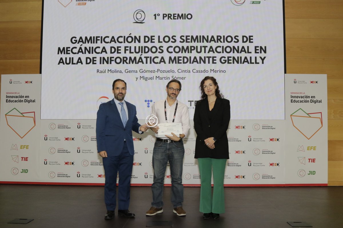 URJConline's tweet photo. 🥇Primer Premio Profesores Innovadores 2023 @urjc a Raúl Molina, Cintia Casado, Gema Gómez y Miguel Martín por el proyecto “Gamificación de los seminarios de mecánica de fluidos computacional en aula de informática mediante Genially”. ¡Enhorabuena!! 👏👏👏
#premioPI #SID23 https://t.co/LBXqBHnLXy