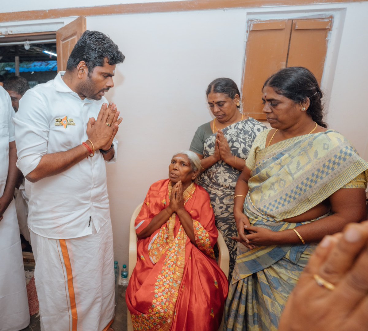annamalai_k's tweet photo. இன்றைய தினம், @BJP4Tamilnadu திருப்பூர் வடக்கு மாவட்டச் செயலாளர் திரு. கௌதம் அவர்கள் இல்லத்திற்குச் சென்று, அவரது தாயார் மற்றும் குடும்பத்தினரைச் சந்தித்து, சமீபத்தில் இறைவனடி சேர்ந்த அவரது தந்தையார் மறைவிற்கு ஆறுதலும் இரங்கலும் தெரிவித்தோம். https://t.co/63pN2otD3r