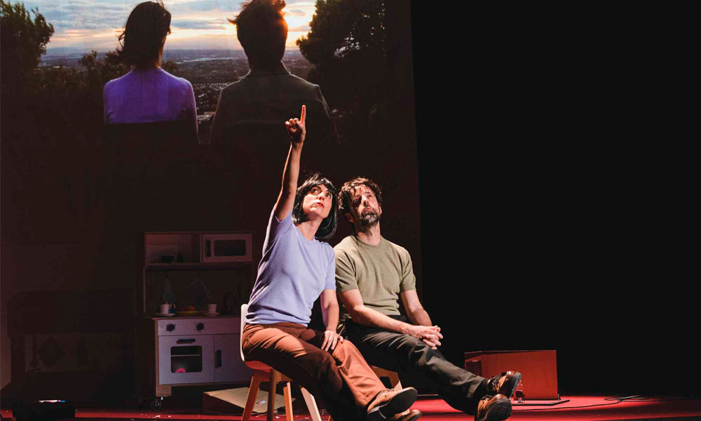 salabeckett's tweet photo. Avui estrenem #Simulacro del dramaturg navarrès @ion_iraizoz, protagonitzada per ell mateix i @glomarchchulvi. Una comèdia que ens proposa una reflexió sobre el pes de la ficció en la nostra vida quotidiana. Només 4 funcions, fins diumenge 26/11!

https://t.co/AUqJvQdOy1 https://t.co/5IMFItHJJh