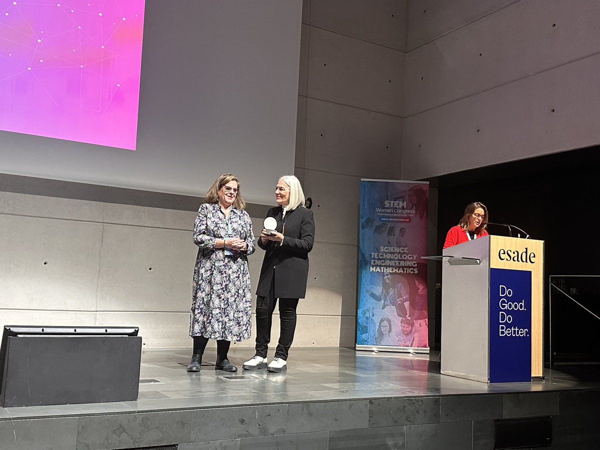 StemwomenEurope's tweet photo. ⭐️#SWC2023 Premio #StemWomenAwards a María José Lodeiros, (@Mariajo74sev) matemática, divulgadora, coach y mentora Stem. Entrega el premio @MercedesWullich Presidenta de las Top 100 Mujeres Líderes en España. 
#StemWomen #talentofemenino #MujeresStem @Esade Campus #Barcelona https://t.co/WyB8IGAZO4