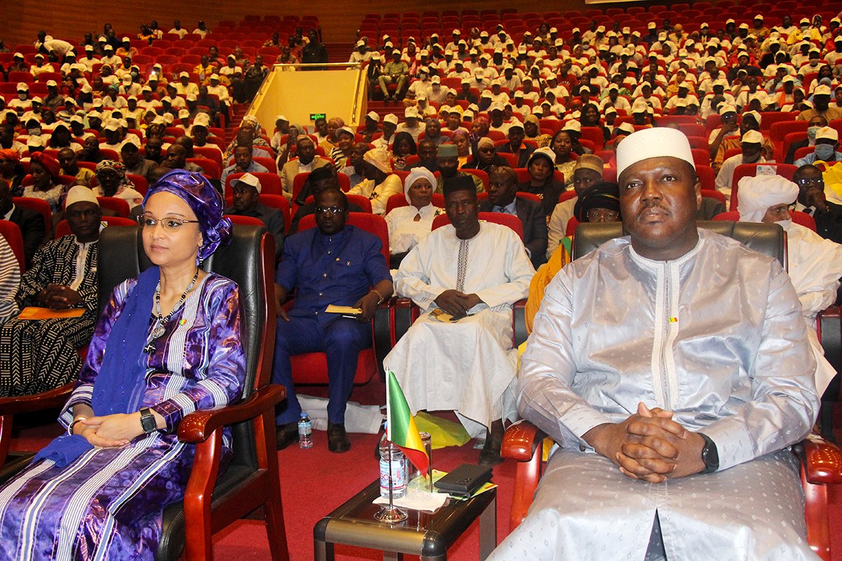 bagami_traore's tweet photo. Avec le ministre d'État, @Colonel_Maiga nous avons lancé, ce 2️⃣3️⃣ nov 2️⃣3️⃣, le 13ème Programme de l'#APEJ, offrant à 2️⃣0️⃣0️⃣0️⃣ jeunes diplômés une opportunité exceptionnelle. Ce stage de 1️⃣2️⃣ mois les plongera dans des expériences riches dans les services publics, les institutions consulaires, les ONG et les entreprises, développant ainsi leurs compétences et contribuant à l'épanouissement du #Mali.
La mobilisation de tant d'acteurs clés, du secteur privé aux partenaires techniques et financiers, témoigne de l'importance de cette initiative pour notre jeunesse et l'avenir de notre nation.
Ce lancement a été bien plus qu'une simple cérémonie. C'était une démonstration de la détermination des jeunes maliens à saisir les opportunités qui s'offrent à eux. Leur engagement et leur énergie sont les piliers sur lesquels nous construisons un avenir prospère.
Ensemble, nous façonnons un Mali fort, dynamique et porteur d'espoir. Une aventure excitante commence, et nous sommes impatients de voir ces jeunes talents s'épanouir et contribuer activement à notre société. 👇
#APEJ #EmploiJeunes #AvenirMali #JeunesseEngagée
https://t.co/Gh1xi6NlOW