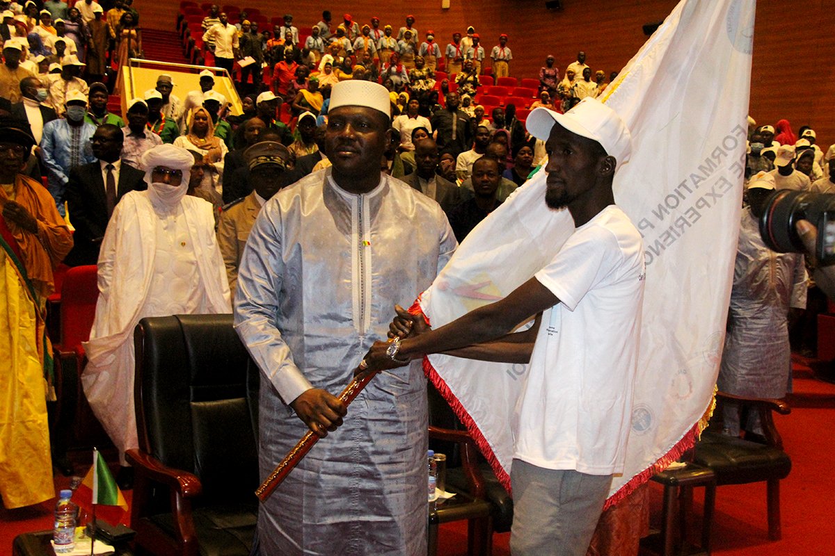 bagami_traore's tweet photo. Avec le ministre d'État, @Colonel_Maiga nous avons lancé, ce 2️⃣3️⃣ nov 2️⃣3️⃣, le 13ème Programme de l'#APEJ, offrant à 2️⃣0️⃣0️⃣0️⃣ jeunes diplômés une opportunité exceptionnelle. Ce stage de 1️⃣2️⃣ mois les plongera dans des expériences riches dans les services publics, les institutions consulaires, les ONG et les entreprises, développant ainsi leurs compétences et contribuant à l'épanouissement du #Mali.
La mobilisation de tant d'acteurs clés, du secteur privé aux partenaires techniques et financiers, témoigne de l'importance de cette initiative pour notre jeunesse et l'avenir de notre nation.
Ce lancement a été bien plus qu'une simple cérémonie. C'était une démonstration de la détermination des jeunes maliens à saisir les opportunités qui s'offrent à eux. Leur engagement et leur énergie sont les piliers sur lesquels nous construisons un avenir prospère.
Ensemble, nous façonnons un Mali fort, dynamique et porteur d'espoir. Une aventure excitante commence, et nous sommes impatients de voir ces jeunes talents s'épanouir et contribuer activement à notre société. 👇
#APEJ #EmploiJeunes #AvenirMali #JeunesseEngagée
https://t.co/Gh1xi6NlOW