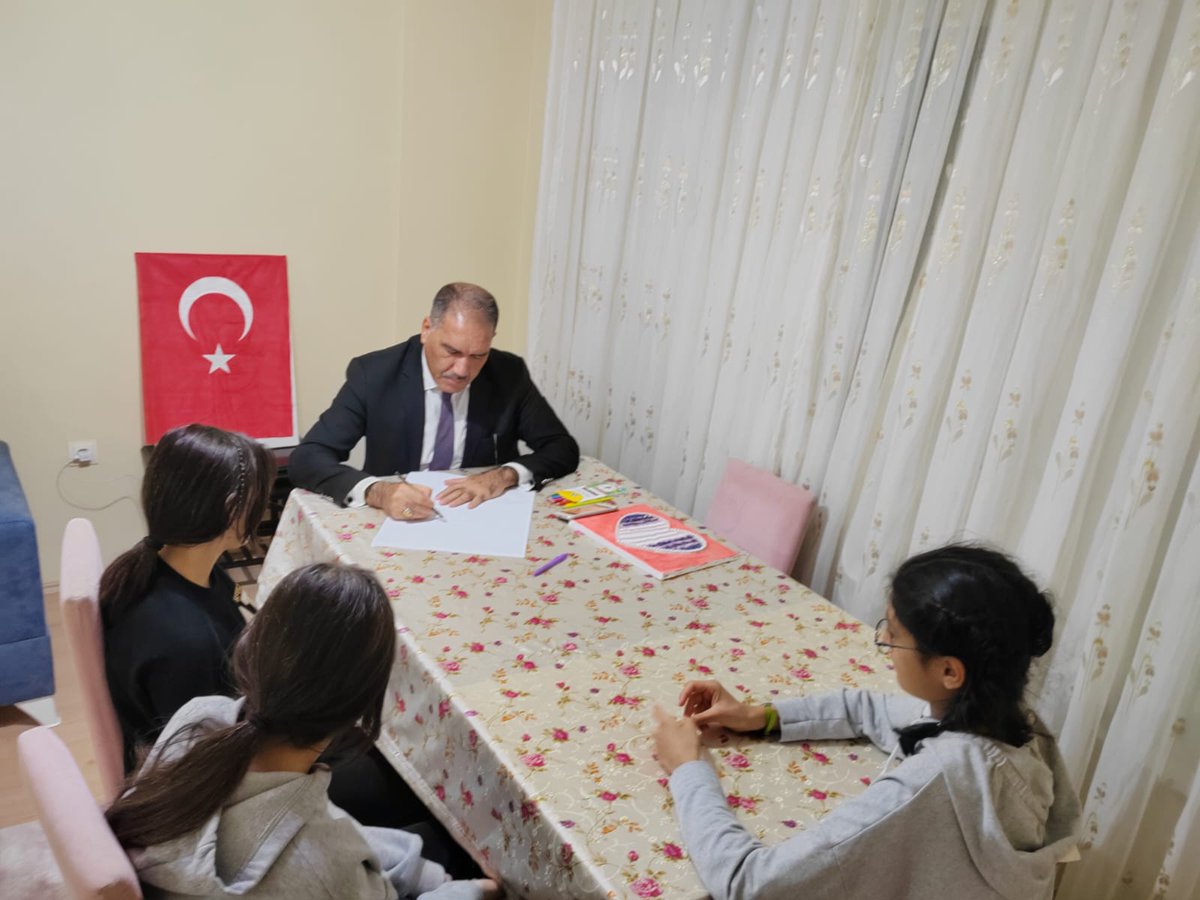 NevsehirAshim's tweet image. İl Müdürümüz @acar_halit_63 , #Tuana Çocuk Evimizi ziyaret etti; geleceğimizin teminatı sevgili çocuklarımızın psikososyal durumu hakkında bilgi aldı, çocuklarımızla sohbet etti, Bayrağımız ve Hz. Mevlana portresi çizip, boyadılar.
@ASHB_COCUK 
@nevsehirvalilik 
@tcailesosyal