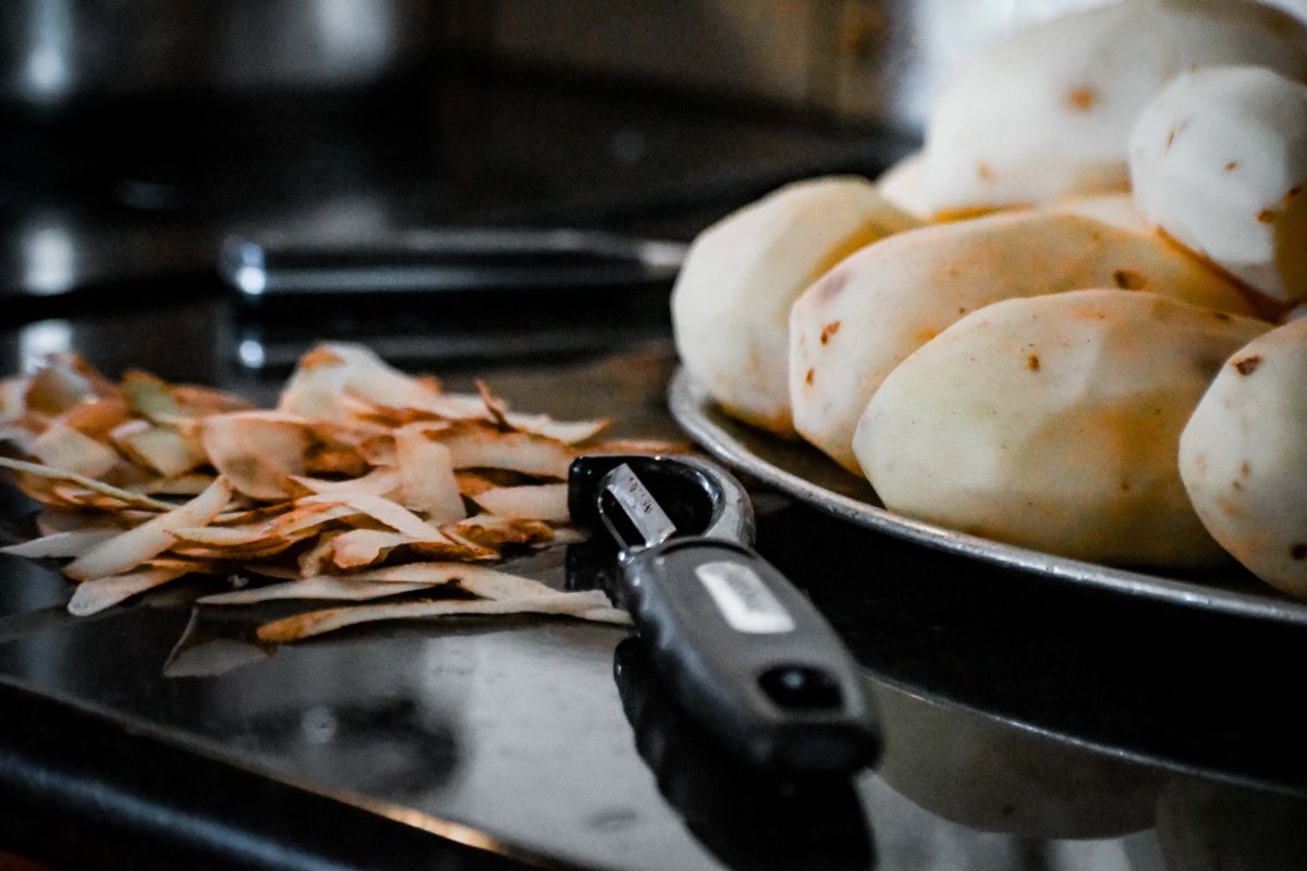 HillJerod's tweet image. Feels good to be back in my momma’s kitchen.
Back in my element. Happy Thanksgiving.

Bacon three-cheese mashed potatoes.
#kitchenthings