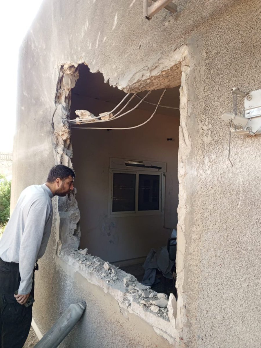 JossyHannaKh's tweet photo. قد ما دقيقة صواريخ #ميليشيا_الارهاب أطلقت من بلدة #الطيري #جنوب_لبنان وسقطت في بلدة #عين_إبل الجنوبية!
اسمالله شو دقيقة!
هيدي مش المرّة الاولى اللي عم يصير فيها هالموضوع، هل المقصود تهجير اهل منطقة #عين_إبل و #رميش اللي كمان عم تتقصدوا اطلاق الصواريخ من اراضيها!؟
صراحة #حزب_الله_ارهابي وافعالو بتحكي عنّو!