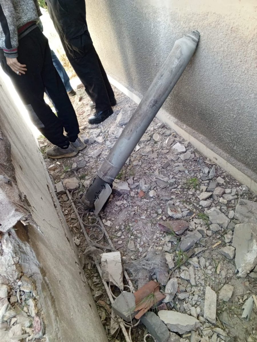 JossyHannaKh's tweet photo. قد ما دقيقة صواريخ #ميليشيا_الارهاب أطلقت من بلدة #الطيري #جنوب_لبنان وسقطت في بلدة #عين_إبل الجنوبية!
اسمالله شو دقيقة!
هيدي مش المرّة الاولى اللي عم يصير فيها هالموضوع، هل المقصود تهجير اهل منطقة #عين_إبل و #رميش اللي كمان عم تتقصدوا اطلاق الصواريخ من اراضيها!؟
صراحة #حزب_الله_ارهابي وافعالو بتحكي عنّو!