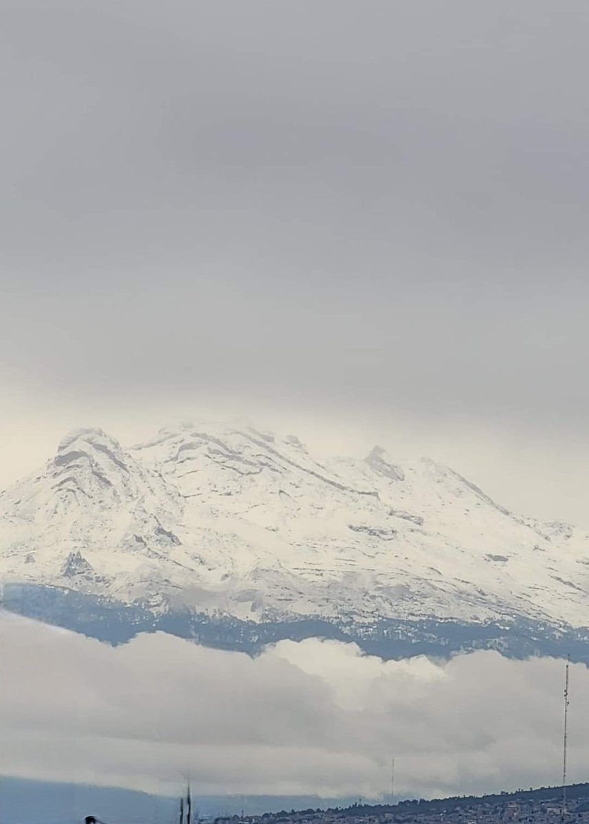 Lycaones's tweet image. El Iztaccíhuatl, visto desde Ciudad de México.