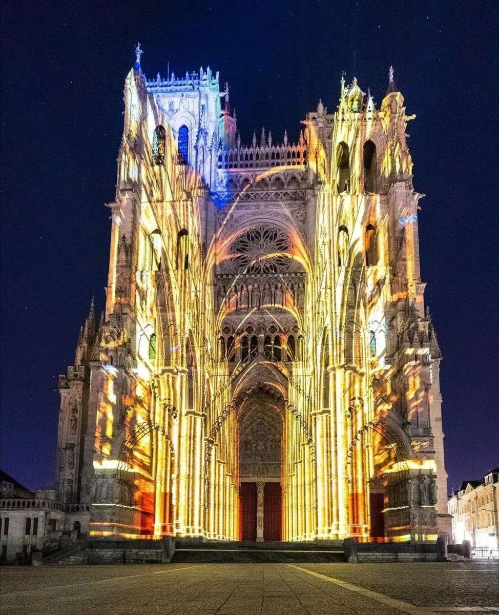 😍 CHROMA REVIENT POUR NOËL 😍

On adore voir la façade de Notre-Dame d'Amiens danser sous les couleurs du magnifique spectacle Chroma... et ça tombe bien puisqu'il revient pour nous émerveiller du 1er au 31 Décembre, tous les soirs à la nuit tombée, vers 19H ! 👌