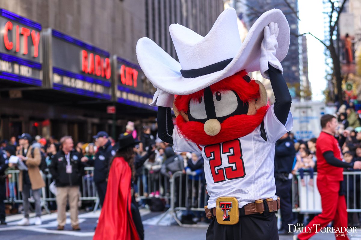 Big12Conference's tweet photo. Red Raiders in NYC❗️
#MacysThanksgivingDayParade 

@TTURaiderRed 🤝 @TTUGoinBand 

📸: @DailyToreador https://t.co/zxm0EmfPws
