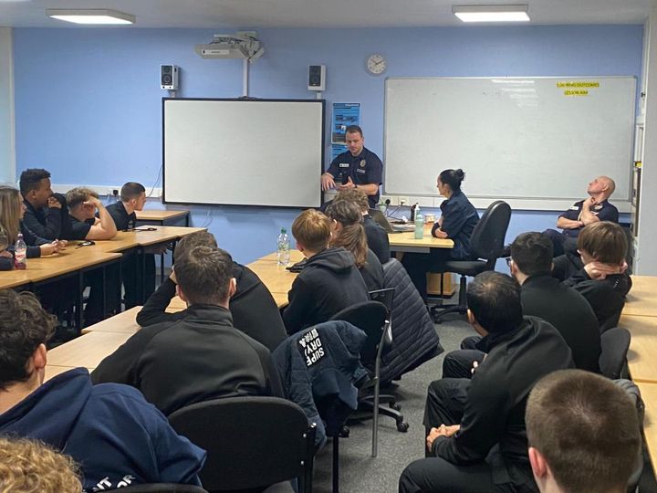 Tamesidefire's tweet image. 🗣 Yesterday, Ashton-under-Lyne Green Watch spoke to students studying Public Service Organisation at Tameside College about the roles and responsibilities of our service. 

Students were also given a walk and talk through our operational equipment and one of our fire appliances.
