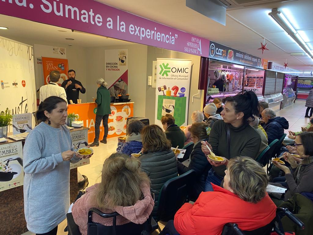 Llenazo absoluto en las actividades de la VII Semana de las #Legumbres dirigidas hoy por <a href="/DavidMonaguillo/">David Monaguillo</a> y <a href="/ELALQUIMISTA3/">EL ALQUIMISTA</a> y que continuarán mañana con un #showcooking a cargo del cocinero Jorge Lozano en el Mercado Central  (12h) <a href="/omic_salamanca/">OMIC AYTO SALAMANCA</a> <a href="/LEGUMBRECALIDAD/">LEGUMBRES DE CALIDAD</a> <a href="/dipusalamanca/">dipusalamanca</a>