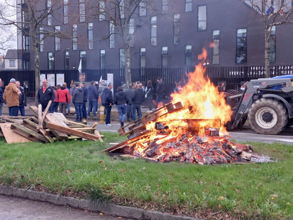 Manifestation devant la Préfecture d'Ille-et-Vilaine :
On est face à un mur et on marche sur la tête !

#onmarchesurlatete #agrisouspression #fdsea35 #j35 #agriculture #rennes #prefecture #PasDeTransitionSousPression
<a href="/bretagnegouv/">Préfet de Bretagne et d'Ille-et-Vilaine</a>
@fnsea
<a href="/JeunesAgri35/">Jeunes Agriculteurs 35</a>