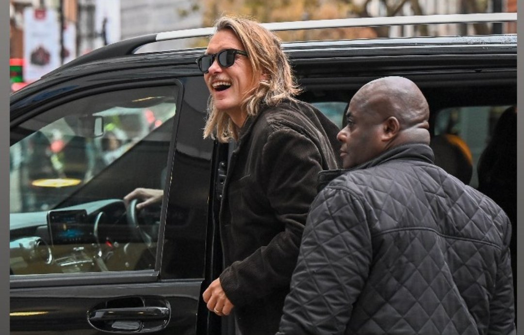 TTUltimateForum's tweet photo. #Repost @RobinPopePhoto
——
@OfficialMarkO & @GaryBarlow of @takethat arriving at @GlobalPlayer Studios - unfortunately Howard was too quick -
.
.
#takethat #garybarlow #markowen #allshots #appicoftheweek #london #heartradio https://t.co/Ep2EoWREnn