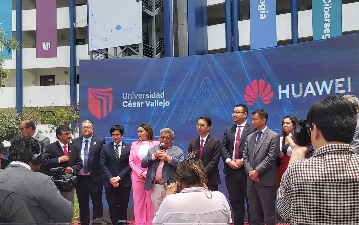 BarrioInformaPe's tweet photo. #Ahora | La Universidad César Vallejo firmó convenio con empresa Huawei.

En la ceremonia participó el CEO de la compañía china,  Liu Jiaxin y el fundador de la UCV, César Acuña.

#UCV #Huawei https://t.co/lbaZQzJkQw