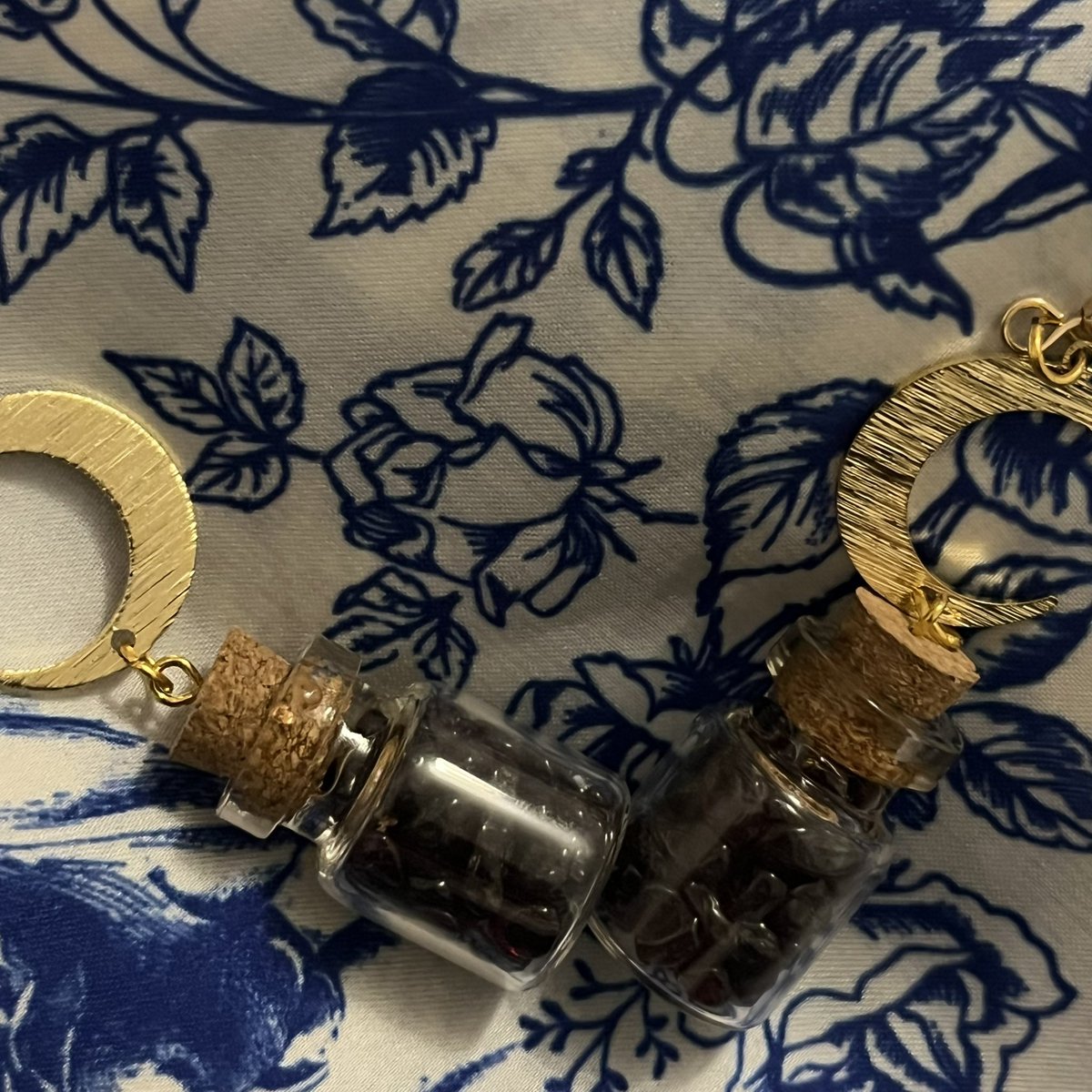 ✨❤️• wish upon a moon •❤️✨

some more wish bottles with little shards of garnet in them 🌙

these are £4 each and can be customised on silver or gold and with various adornments as well 🌚