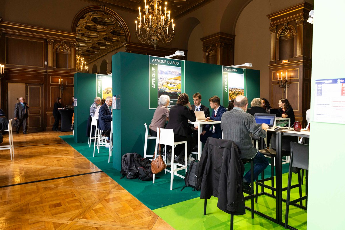 CampusFrance's tweet photo. #RencontresCF | 👉 Plus de 1 000 rendez-vous se sont déroulés entre les 329 représentants des établissements d’enseignement supérieur français, et les 112 représentants des ambassades de France. 📸
🔎 Au total, plus de 700 participants ont fait vivre cet événement ! 🔥 https://t.co/9Vr4n9QPyJ