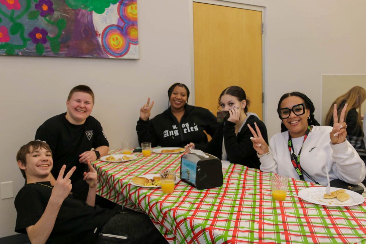 Yesterday, Rosemary Anderson students and staff enjoyed a pre-thanksgiving meal together, with yummy food, while reflecting on gratitude.🍗 🧡
.
The holiday season is a reminder to always give thanks 🍁 🦃

#GivingThanks #HappyThanksgiving #Grateful