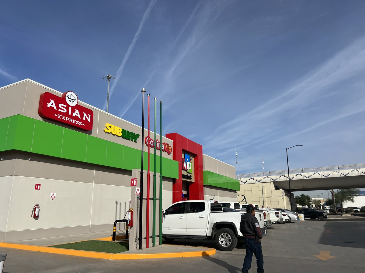 WendyAvilesR's tweet photo. #VipMarket Blvd. Quiroga y García Morales.
La isla de café es enorme y el refill de americano está en $15 además tienen de sabores.
El café es de #Veracruz y lo empaca una empresa que se llama La Negrita, mucho producto 🇺🇸
Tal vez lo han visto en #SantaAna yo lo conocí en #BC https://t.co/kTEFWvZwKI