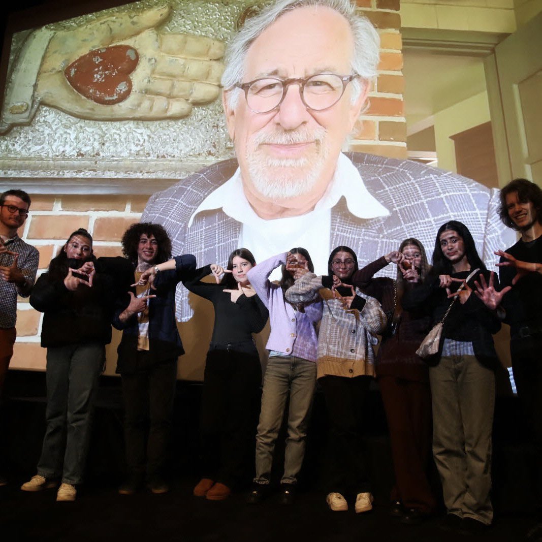 LMPositif's tweet photo. 🇫🇷 "J'espère vous voir un de ces jours à Hollywood" ! À Mulhouse, ces élèves de 4ème ont eu la surprise de recevoir un message de remerciement de Steven Spielberg ! Ils venaient de réaliser un court-métrage en hommage au réalisateur américain !  🎥 (France 3)

📸 Vincent Voegtlin https://t.co/TXZhNMPiUF