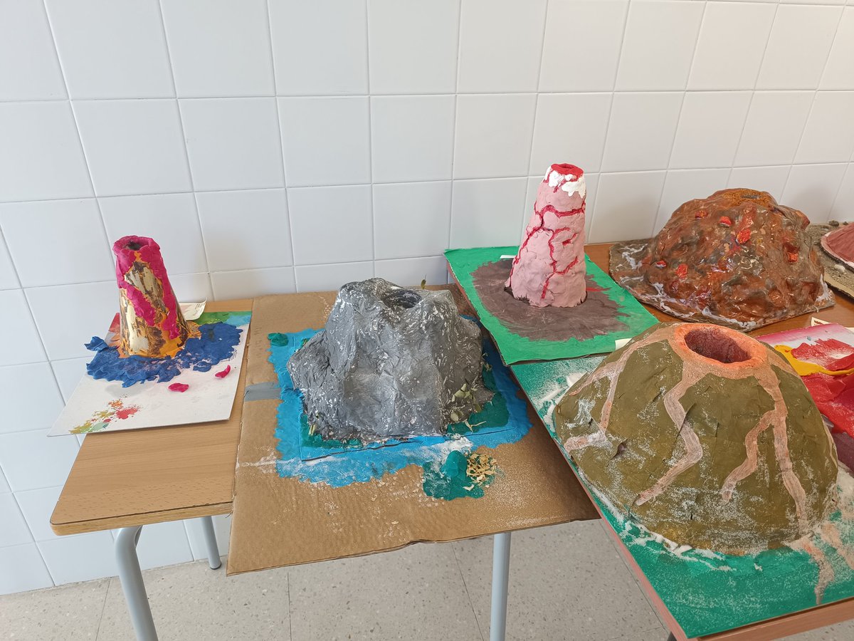 🌋📚 ¡Increíbles erupciones de conocimiento! El alumnado ha creado maquetas asombrosas de volcanes, mostrando creatividad y aprendizaje. ¡Fascinante ver el entusiasmo por la ciencia! 👩‍🔬👨‍🔬 #EducaciónCientífica #ProyectosEscolares