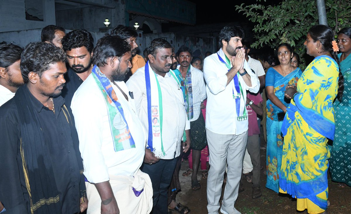 KCBachina's tweet photo. గడపగడపకు మన ప్రభుత్వం కార్యక్రమం మోదేపల్లి సచివాలయం పరిధి (అద్దంకి పట్టణం) లో నిర్వహించడం జరిగింది.
#bachinakrishnachaitanya #BKC #TeamBKC #addanki #2024addankimla #YSRCP #CMYSJagan #GadapaGadapakuManaPrabhuthvam #WhyAPNeedsJagan #YSRCPAgain2024 https://t.co/mT1JbJ7mqc