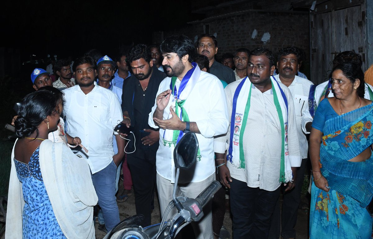 KCBachina's tweet photo. గడపగడపకు మన ప్రభుత్వం కార్యక్రమం మోదేపల్లి సచివాలయం పరిధి (అద్దంకి పట్టణం) లో నిర్వహించడం జరిగింది.
#bachinakrishnachaitanya #BKC #TeamBKC #addanki #2024addankimla #YSRCP #CMYSJagan #GadapaGadapakuManaPrabhuthvam #WhyAPNeedsJagan #YSRCPAgain2024 https://t.co/mT1JbJ7mqc