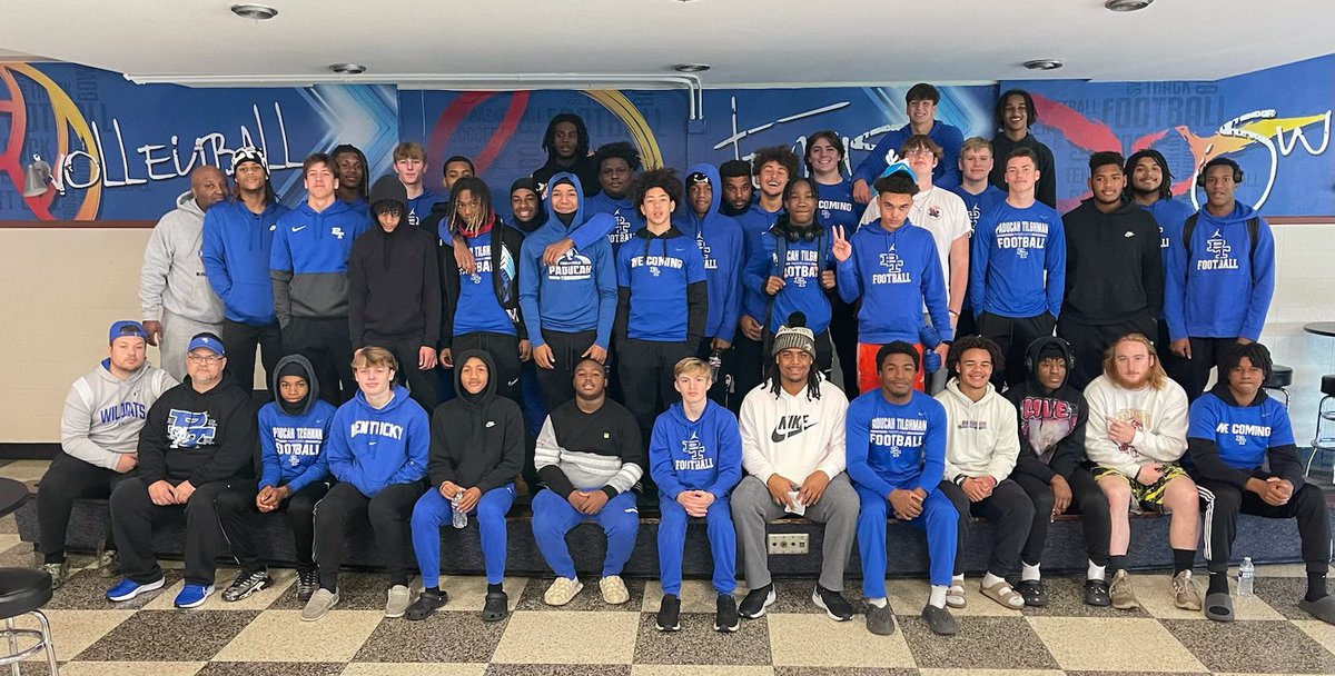 pths_football's tweet photo. Thanksgiving morning together = FAMILY … Happy Thanksgiving!! #BluesBest #Chasing6 #NoExcuses https://t.co/K8x29klAiM