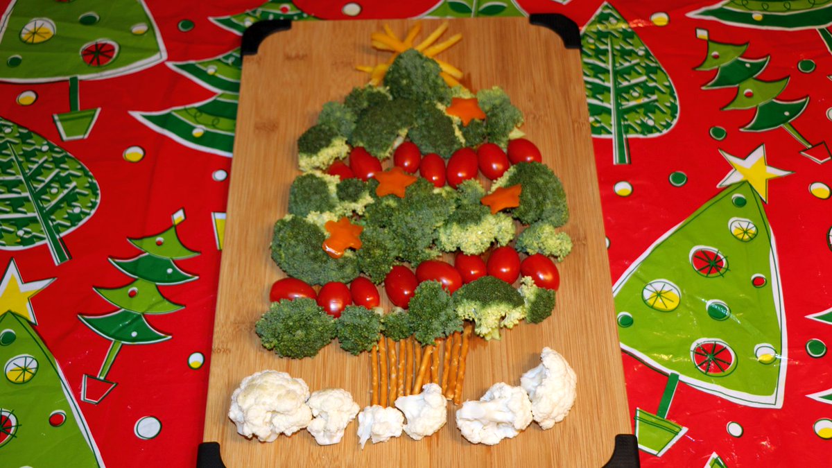 Festive Christmas Tree 🎄 Made Of Vegetables 🍅 🥦 | Holiday Food ❄️ youtu.be/h0E2mindrcw #ChristmasTree #vegetables #foodart
