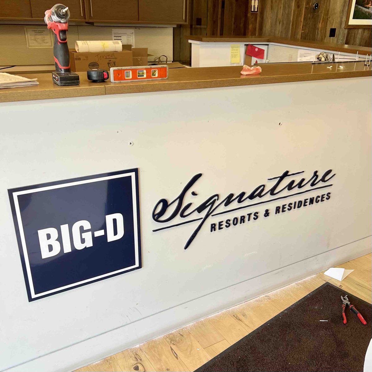 gravity_graphic's tweet image. Big-D Signature Resorts &amp;amp; Residencies's new signage for their building and reception desk to go with their window vinyl and wall wrap we installed previously for a fully branded location, inside and out. 

#Branding #signs #dimensionalsigns #BigD