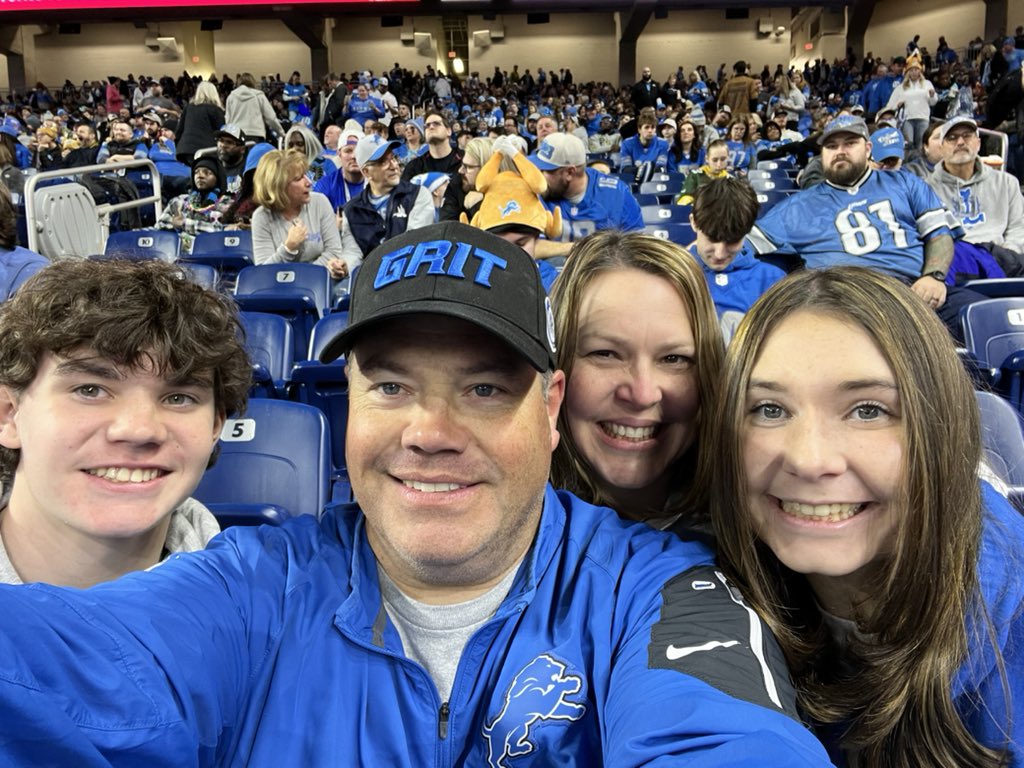 ACBGoGreen's tweet photo. #OnePride @Lions https://t.co/Qc6hiLHha3