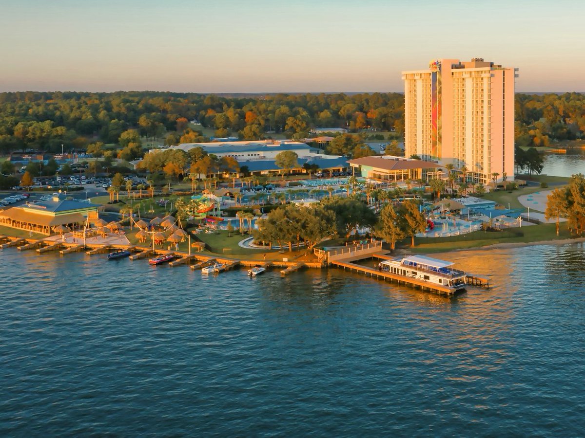 Warmest and happiest Thanksgiving wishes to you and your loved ones from everyone at Margaritaville Lake Resort. 🧡