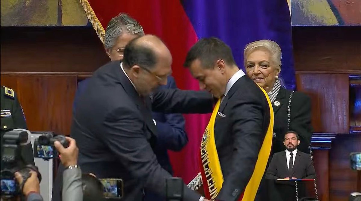 Felicito al Presidente Constituciónal @DanielNoboaOk, por asumir su mandato, le deseo éxitos y que gobierne con sabiduría a favor de todo el pueblo ecuatoriano. Me hubiera encantado ver a tu padre a tu lado en este gran día. @ecuavisa #Ecuadorsomostodos #Vivalapatria