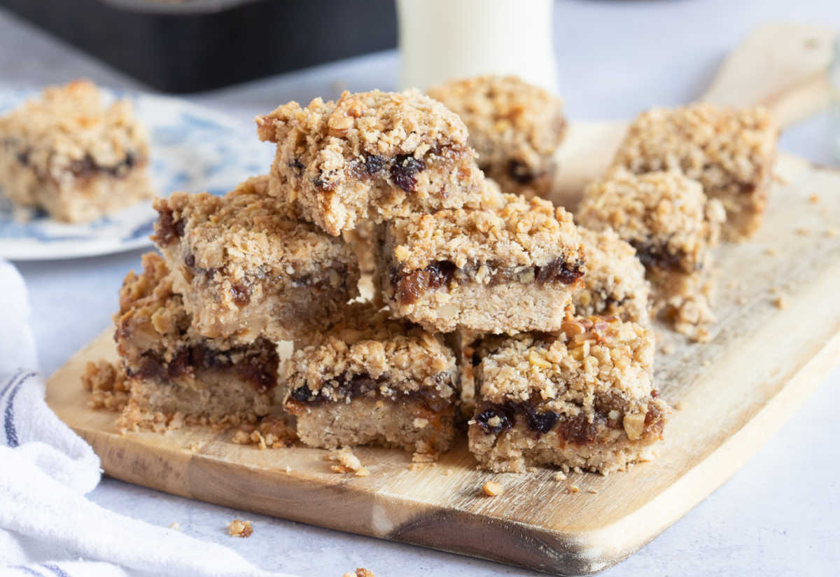 An old favourite from the blog! Mincemeat Crumble Slices 😋
Get the recipe => jamandclottedcream.co.uk/2015/12/mincem…