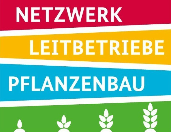 BMLEH_Bund's tweet photo. Landnutzung im Wandel – darum geht's beim Praxistalk unseres Netzwerks Leitbetriebe Pflanzenbau. Die Gäste berichten u.a. darüber, wie sich das Nutzen &amp; Schützen von Agrarlandschaften sinnvoll kombinieren lässt.

Wann? Do., 30. Nov, 18-20 Uhr

Anmeldung ⇨ https://t.co/VF6m2cEY8B https://t.co/vfrE2111TH