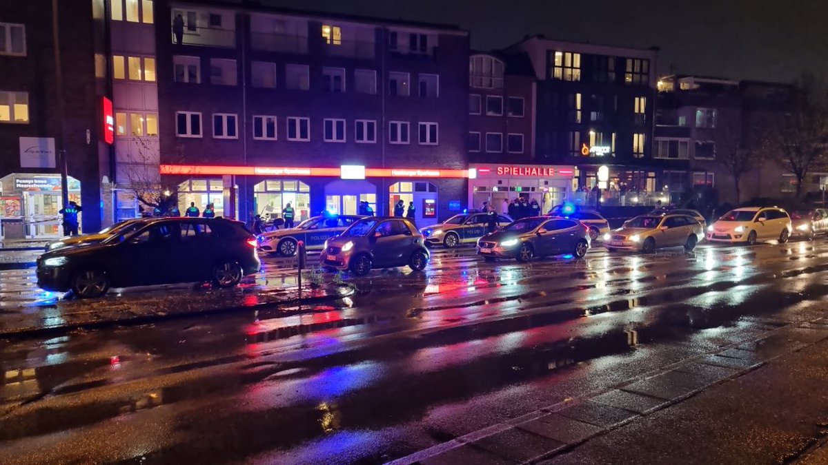 NaujokAndre's tweet photo. Banküberfall in hh horn, gegenüber u-bahn raues Haus  spezialkräfte mit Maschinenpistolen stehen vor der Bank..‼️ https://t.co/UrkJdxmzu1