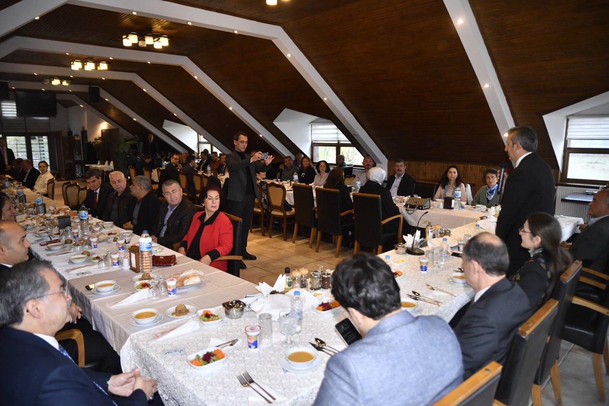 edirne_valiligi's tweet photo. ▪️Valimiz Yunus Sezer, bu yıl emekliliğe ayrılan #öğretmenlerimiz ile düzenlenen yemekte bir araya geldi. https://t.co/biHd0sMeAO