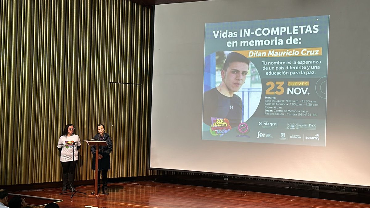 Educacionbogota's tweet image. Hoy en el @centromemoria la comunidad educativa del colegio Ricaurte conmemoró la vida de #DylanCruz.🕯️

Nuestra subsecretaria @Deidamiapiensa acompañó este encuentro de reflexión sobre la importancia de seguir impulsando educación para la paz, memoria y verdad.