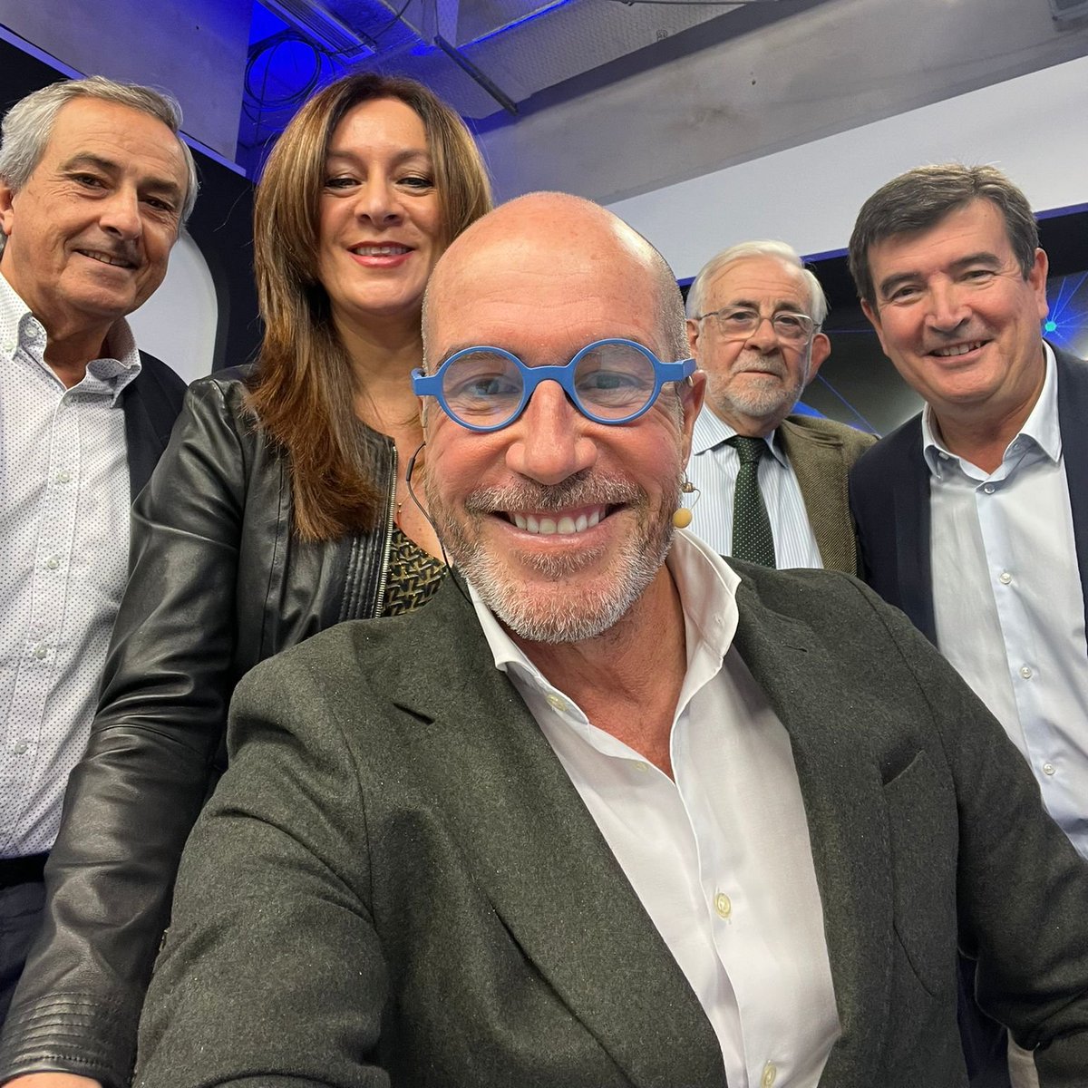 🔵¡Empezamos ya! Hoy <a href="/LuisMotes/">luismotes</a> enciende #ElFaroLa8 con <a href="/adomingom/">Agustin Domingo</a>, <a href="/Alicia_Andujar/">Alicia Andújar</a>, Paco Pérez Puche y <a href="/Fginer/">Fernando Giner 🇪🇸</a>. Nos puedes ver en tu 📺 y a través de tu 📱💻en laocho.tv 🔵