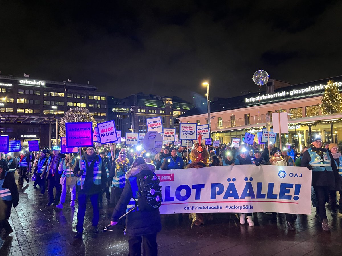 Upea fiilis ja valtavan iso kiitos kaikille Valot päälle-mielenilmaukseen osallistuneille noin tuhannelle OAJ:n jäsenelle ❤️
OAJ ei hyväksy vientimallia, me haluamme neuvotella sekä yksityiselle että julkiselle sopivasta työmarkkinamallista.
⁦<a href="/oajry/">OAJ</a>⁩