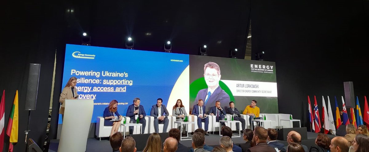 Ener_Community's tweet photo. #TBT to our participation in the #ReBuildUkraine conference in 🇵🇱
Director Lorkowski shared our support for 🇺🇦
#UESF: EUR 272M in pledges
#USTF: 100 shipments, totaling 5,000T of donations
#Rebuilding support: NECP development & Market Observatory
🔗https://t.co/wxk976pKkl https://t.co/AFk3yS5sR7
