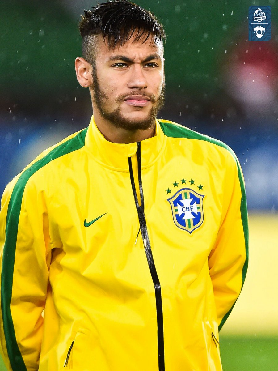 Footballogue's tweet photo. On parle souvent des maillots iconiques dans le football, mais pour vous, c’est lequel le survet' le plus stylé de l’histoire du foot ? 🤔 https://t.co/4lxzkB82Pv