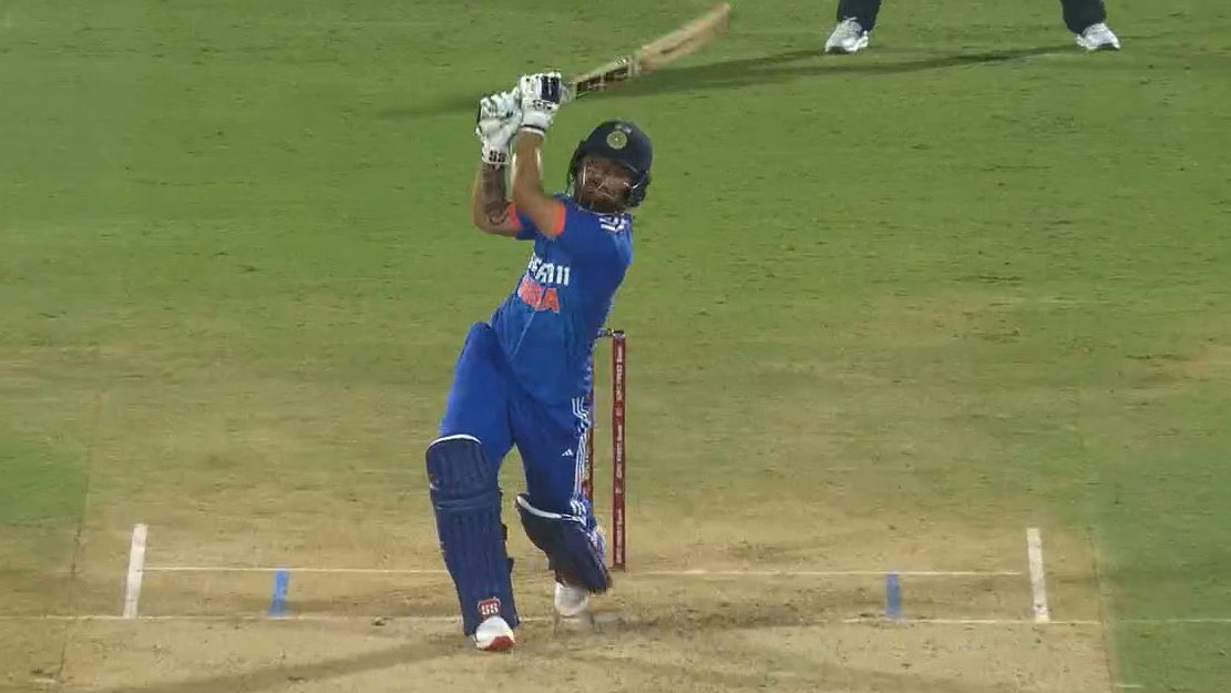 रिंकू सिंह भारतीय क्रिकेट का सबसे बड़ा तूफ़ान है। इसे <a href="/BCCI/">BCCI</a> ज्यादा दिन नहीं रोक पाएगा। इसे वर्ल्ड कप में मौक़ा न देना ग़लत था। बंदा कोचिंग सेंटर में झाड़ू पोंछा लगाता था। अब विरोधी टीम को धोता है।