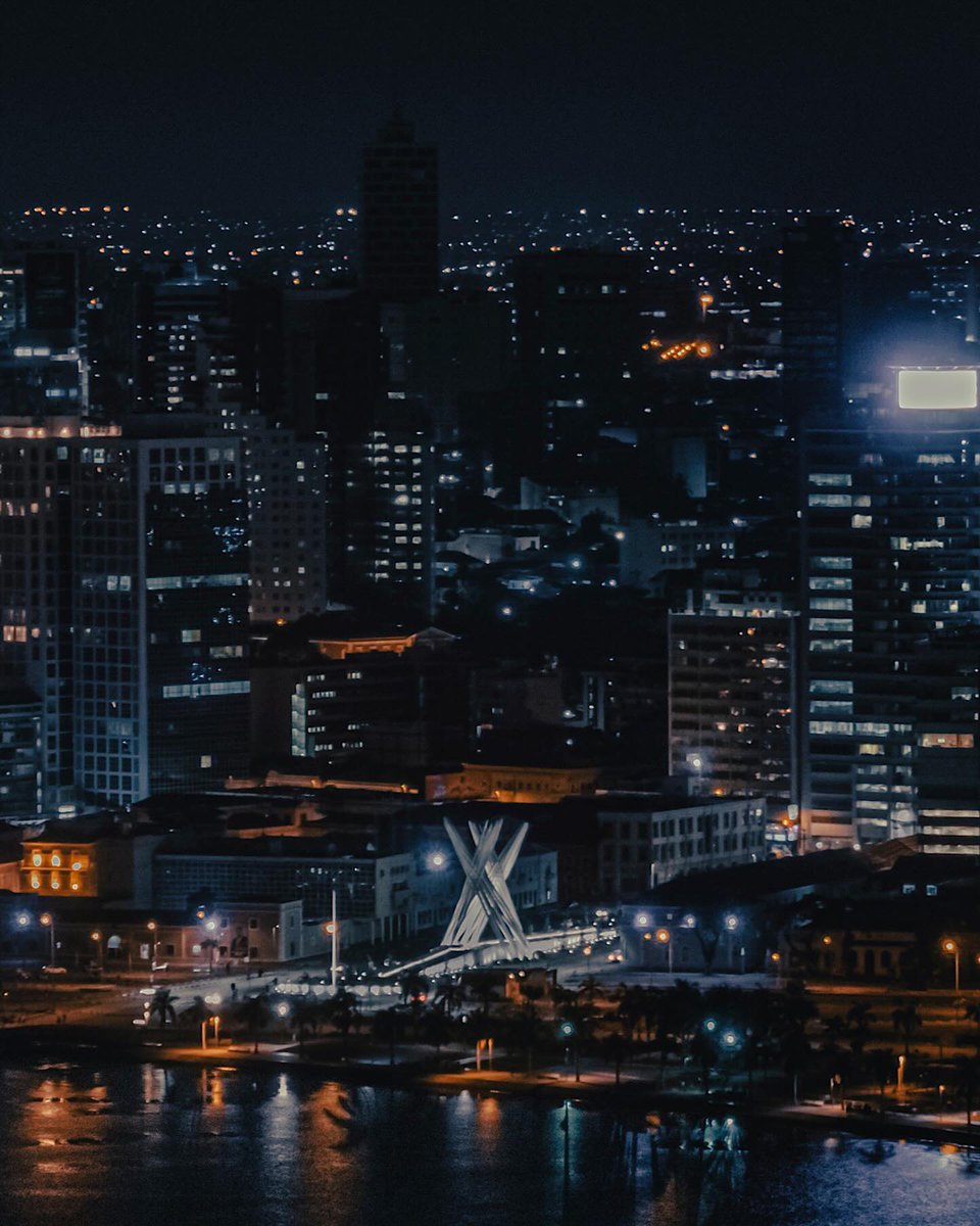 Luanda, uma cidade que nunca deixa de surpreender. O pulsar da vida, a beleza das luzes e a promessa de novas aventuras a cada esquina.
__
📷: @angolaonair📍Luanda

#ViewsofAngola 
#Angola
#LuandaAngola