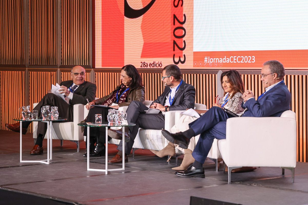 saba_media's tweet photo. El President de Saba, Salvador Alemany, modera la sessió “Les noves responsabilitats de l’empresa” en la 28a edició de la #JornadaCEC2023. L’acompanyen @auroracata, Carmina Ganyet, Tobías Martínez i Oriol Alcoba. https://t.co/XYyoQwcTII