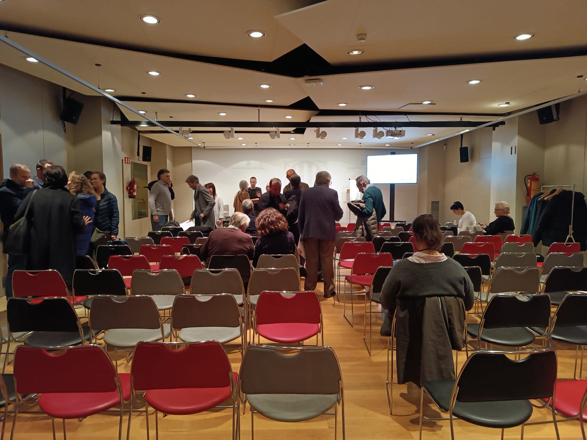 xarxanetorg's tweet photo. 📢 Tot preparat per començar la celebració dels #20anysXarxanet!

🕡 18:30h - 20h
📍 Sala Cotxeres del @palaurobert https://t.co/2YUVY8ied4