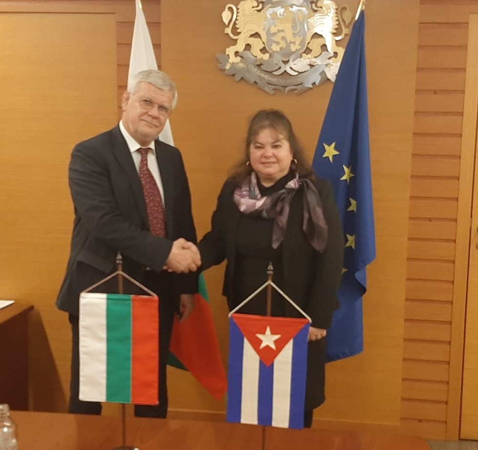#Cuba y #Bulgaria analizan elevar vínculos en sectores agrícolas, ganaderos y de producción de alimentos durante encuentro de Embajadora Marieta García con Ministro de Agricultura y Alimentación búlgaro, Sr. Kiril Vatev.